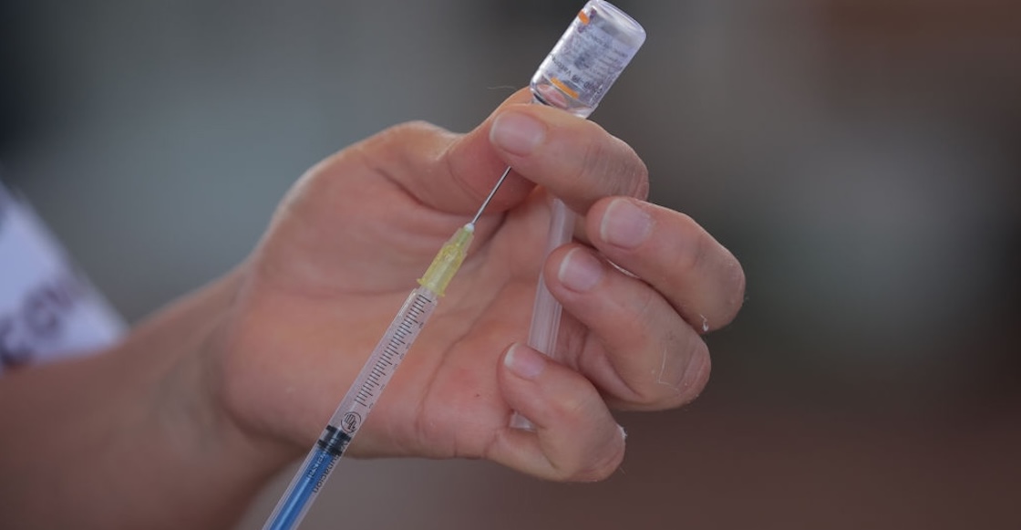 Vacunas contra COVID, influenza y neumococo: Cuándo y dónde ponértelas (además de las edades)