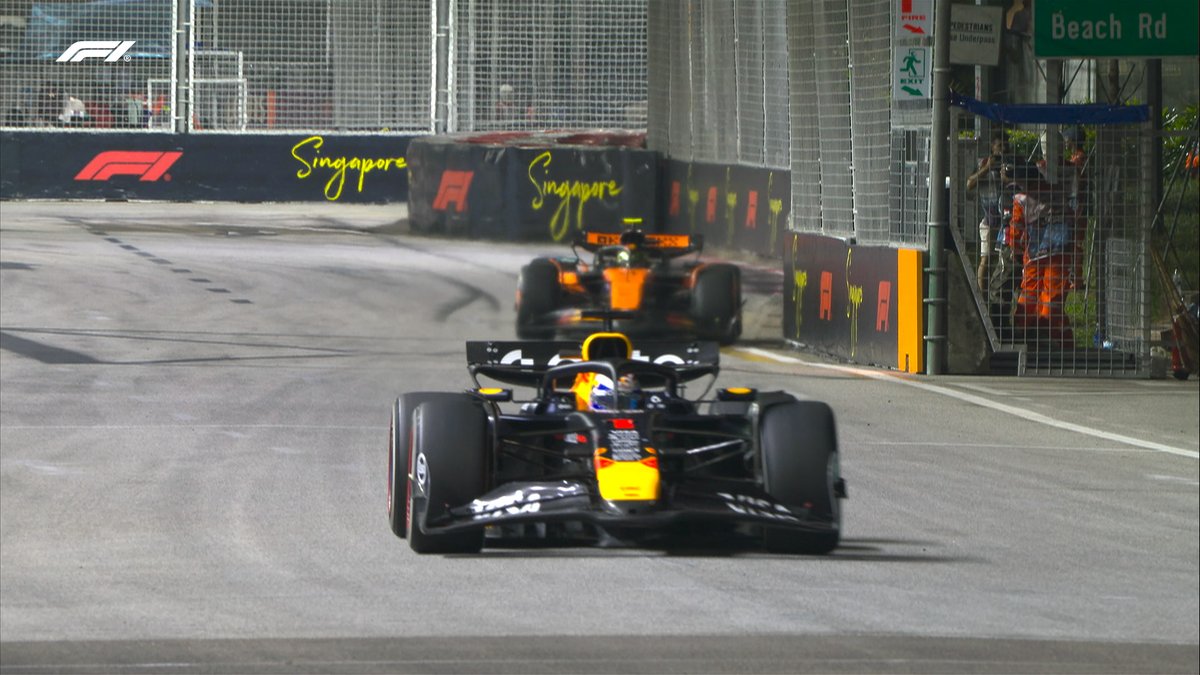 Max Verstappen sufrió con el RB21 en Singapur