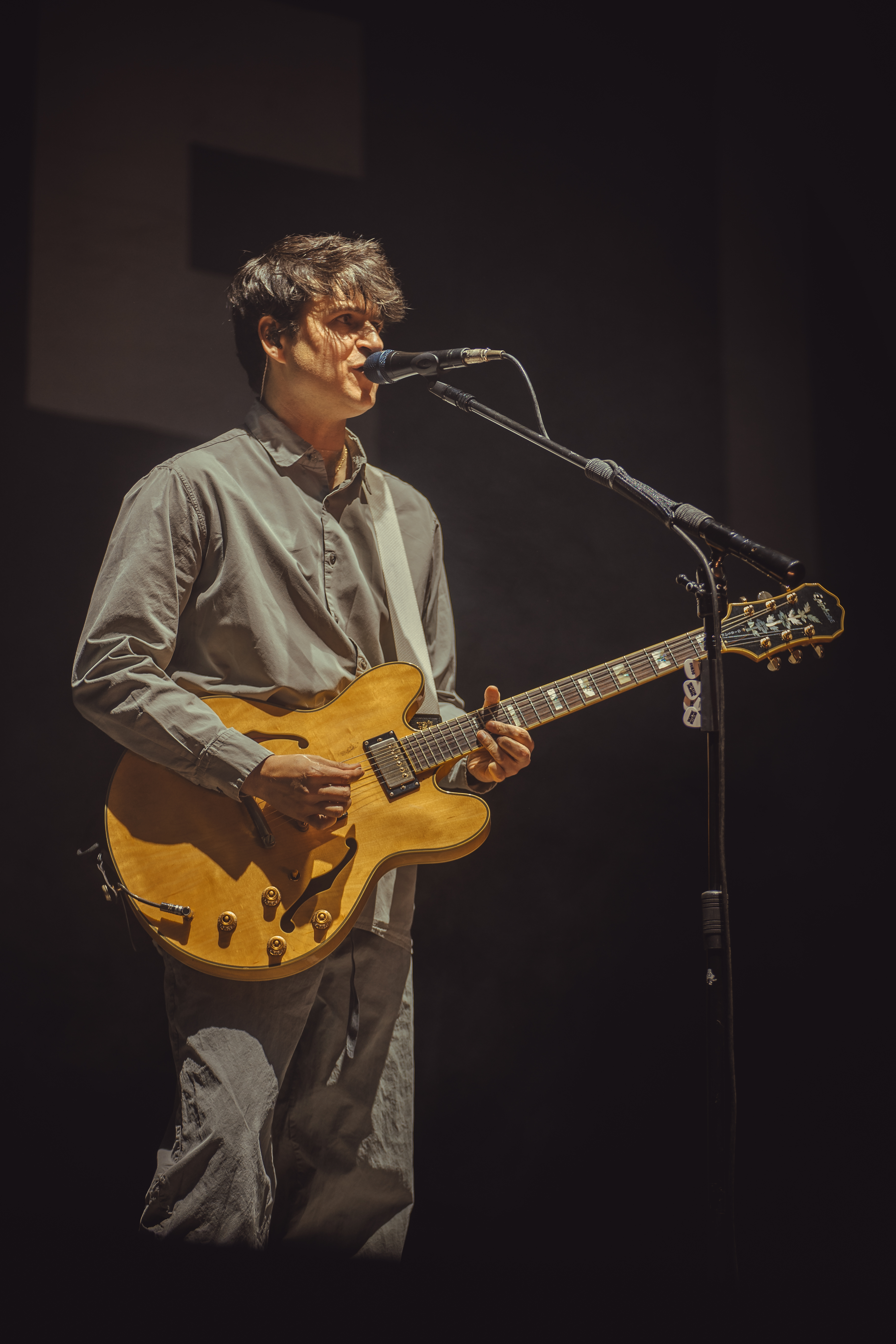Ezra Koenig de Vampire Weekend tocando guitarra en el Corona Capital 2025