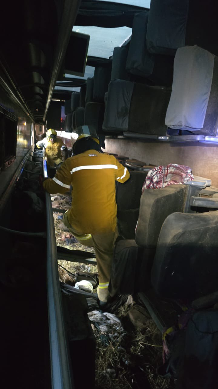 7 personas murieron tras volcadura de autbús turístico que iba hacia Tlalpujahua