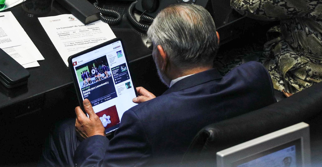 adan-augusto-viendo-noticias-deportivas-sesion