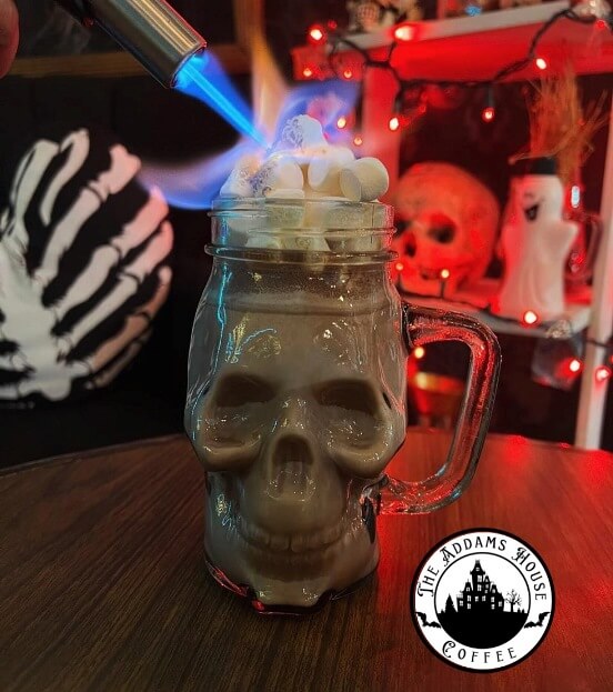 Café gótico y manos deliciosas en: The Addams House Coffee