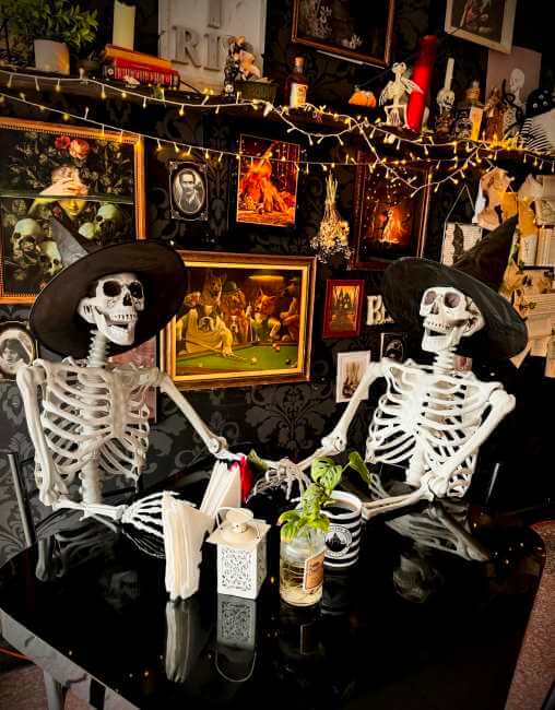 Café gótico y manos deliciosas en: The Addams House Coffee