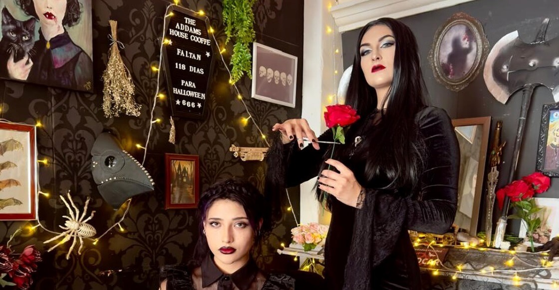 Café gótico y manos deliciosas en: The Addams House Coffee