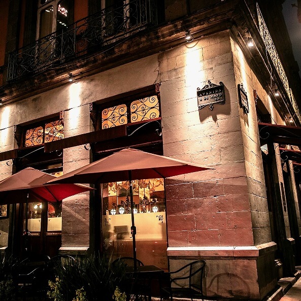 Balazos en el techo y buena comida: Bar La Ópera