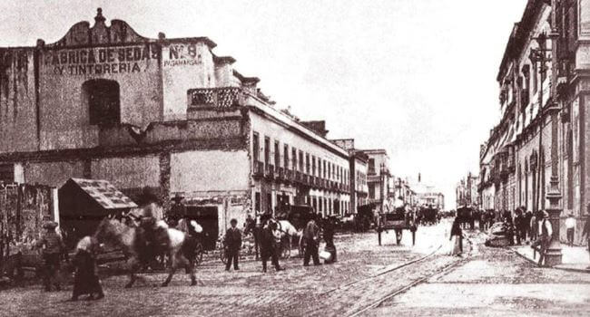 Balazos en el techo y buena comida: Bar La Ópera