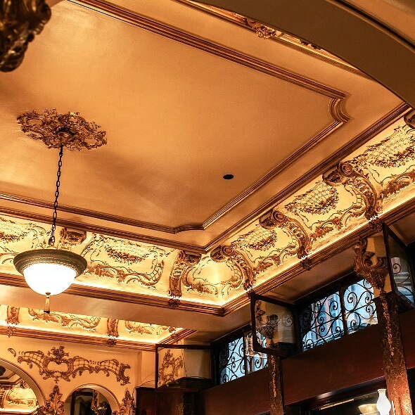 Balazos en el techo y buena comida: Bar La Ópera