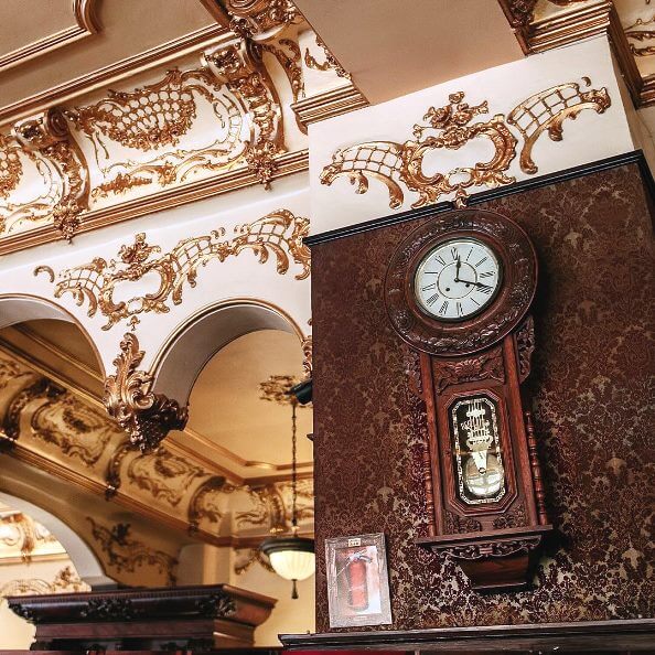 Balazos en el techo y buena comida: Bar La Ópera