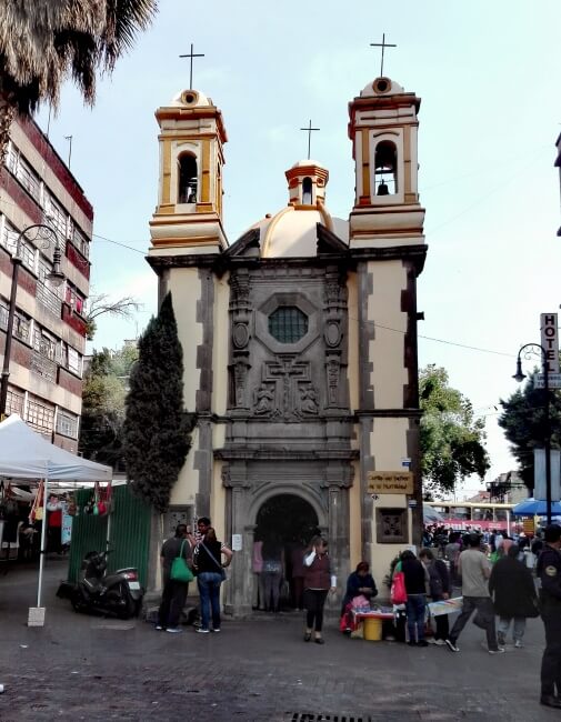 Diminuta, estrecha y en medio del tránsito: Así es la Capilla del Señor de la Humildad