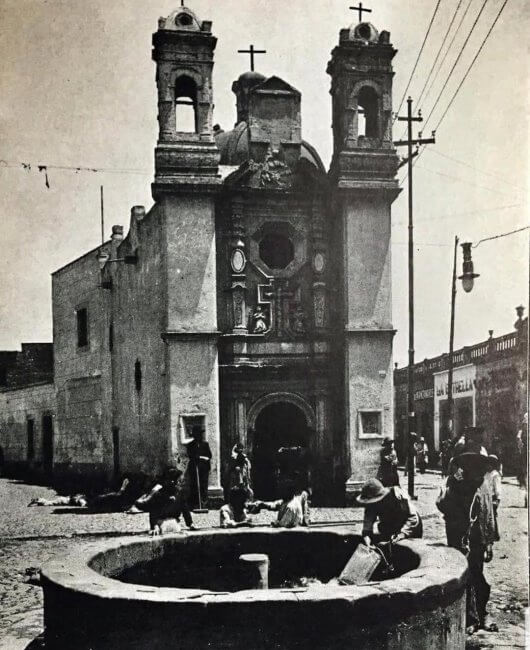 Diminuta, estrecha y en medio del tránsito: Así es la Capilla del Señor de la Humildad