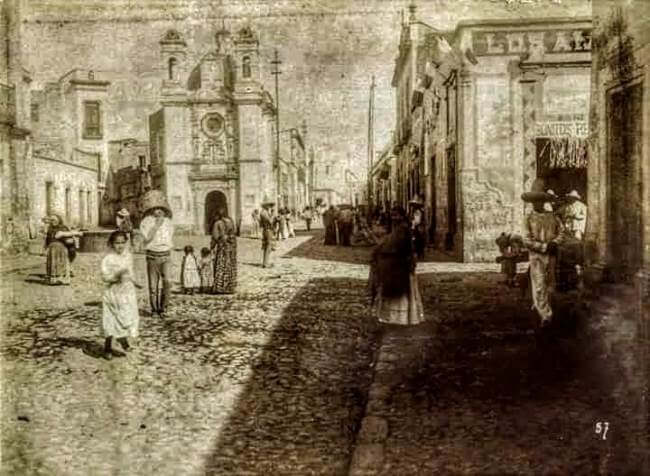 Diminuta, estrecha y en medio del tránsito: Así es la Capilla del Señor de la Humildad