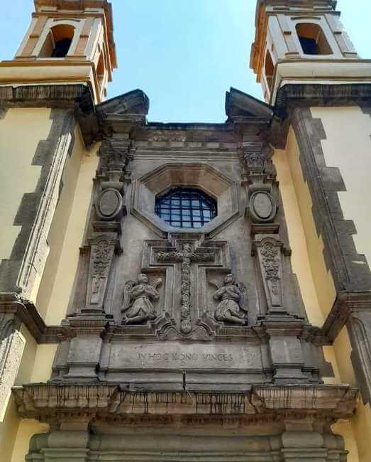 Diminuta, estrecha y en medio del tránsito: Así es la Capilla del Señor de la Humildad