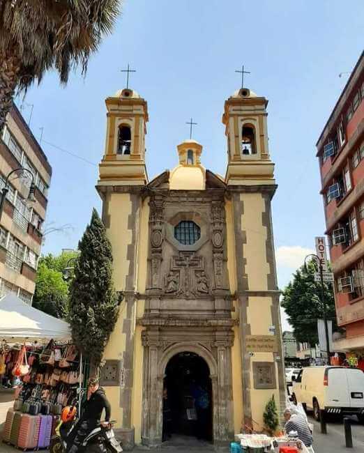 Diminuta, estrecha y en medio del tránsito: Así es la Capilla del Señor de la Humildad