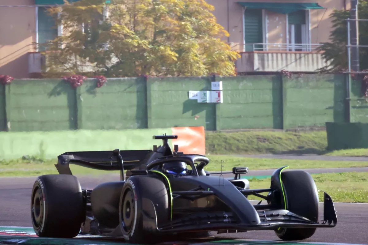 Así lució el SF-23 con Checo en las pruebas de Cadillac