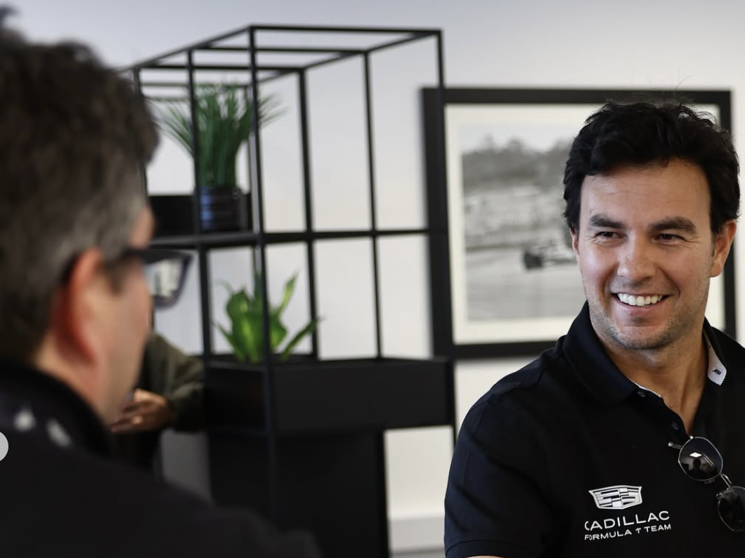 Checo en las instalaciones de Cadillac