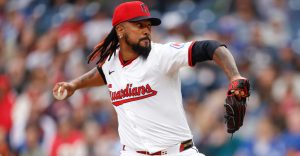 Emmanuel Clase termina arrestado por el FBI al bajar de avión por apuestas ilegales