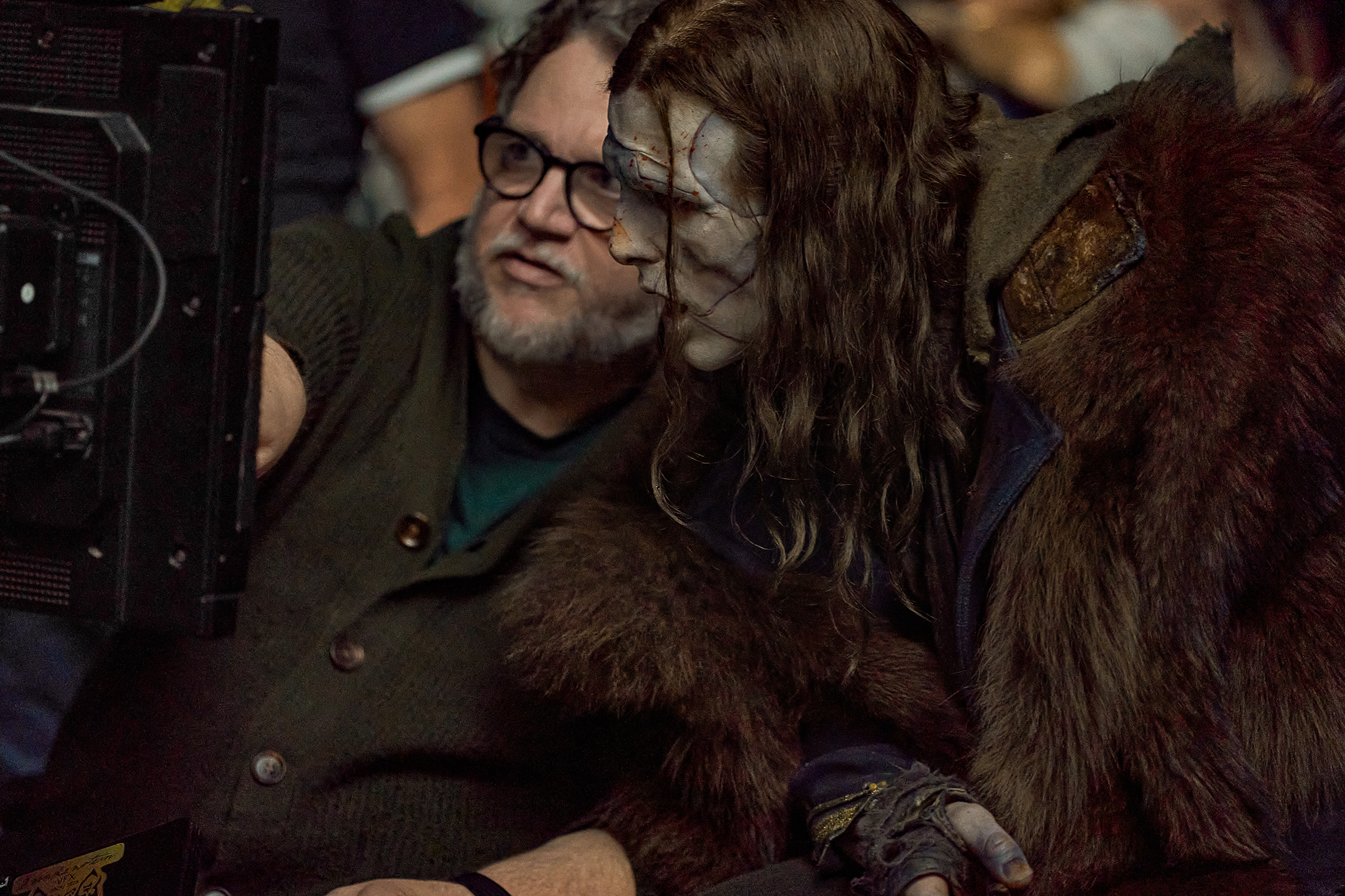Guillermo del Toro con Jacob Elordi en el set de 'Frankenstein'
