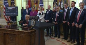 hombre-desmaya-ante-trump-durante-conferencia-casa-blanca-1