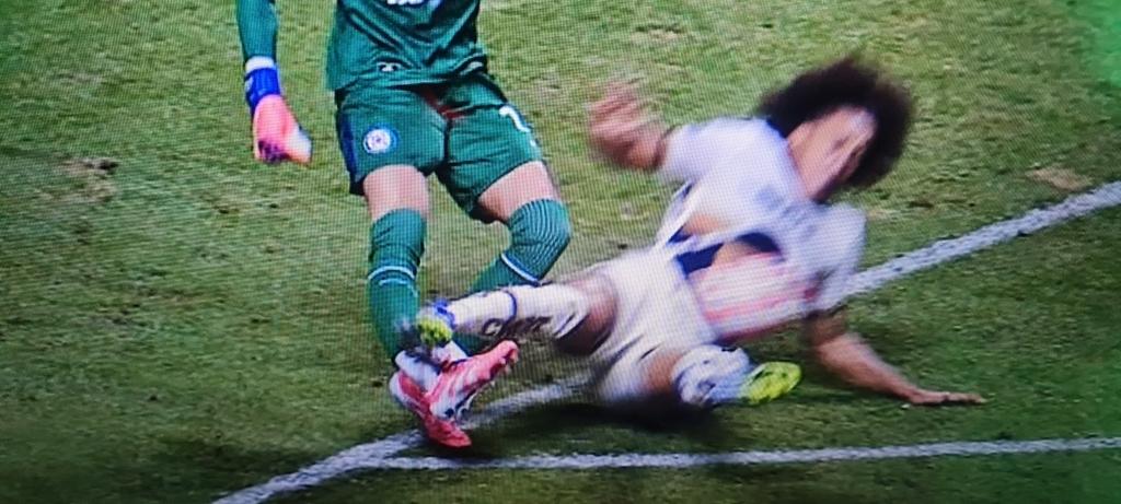 Falta de Carrasquilla sobre Mier en el Cruz Azul vs Pumas