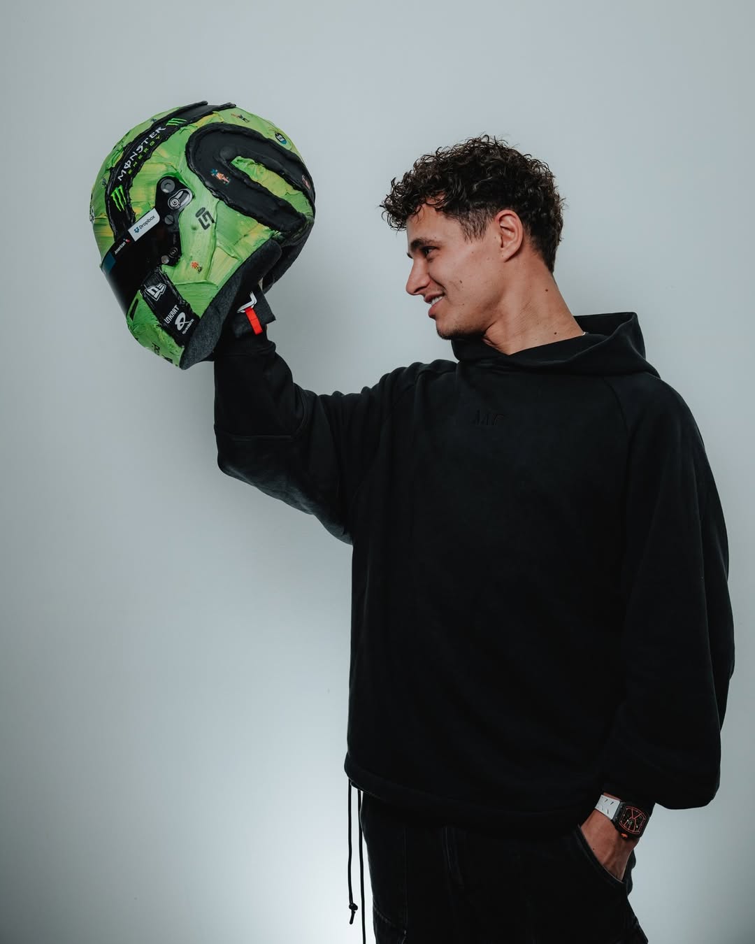 Lando Norris con la decoración de su casco para Las Vegas