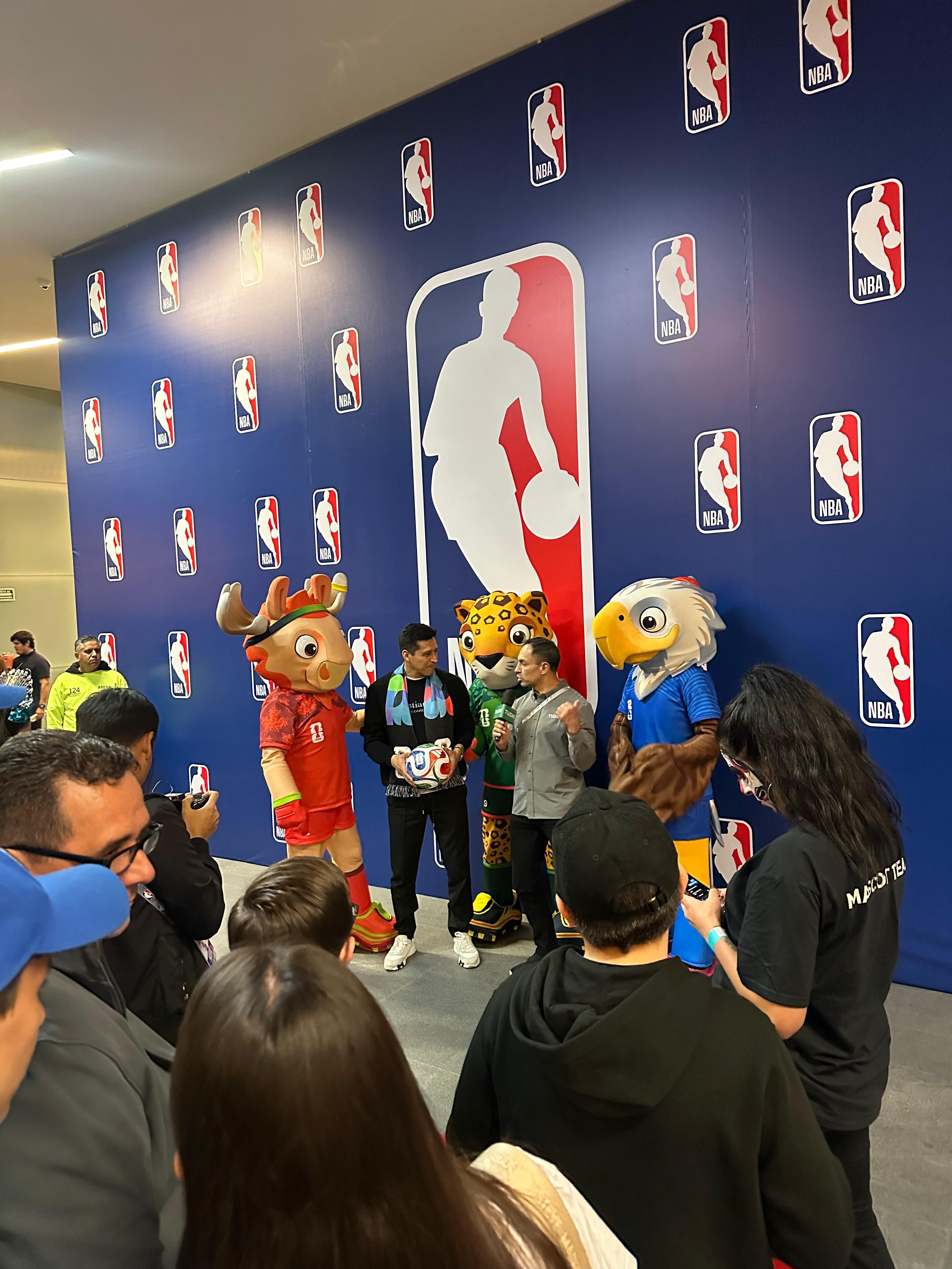 Las mascotas del Mundial estuvieron en el juego de NBA México