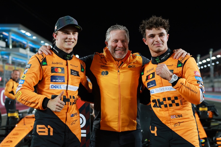 Zak Brown con Lando Norris y Oscar Piastri
