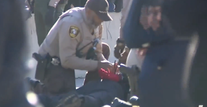 Protestas y detenidos frente a las oficinas del ICE por presuntos maltratos