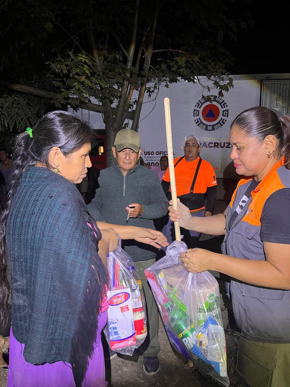 Senadora pone su nombre a ayuda humanitaria para Veracruz "por solicitud de la Embajada"