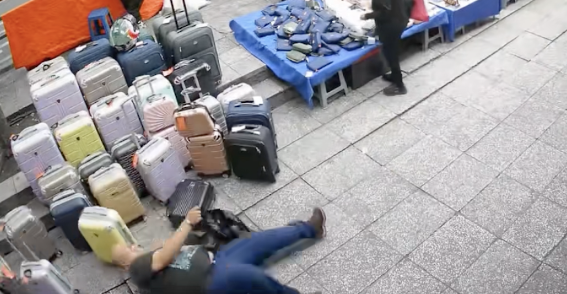 banqueta-esguinzadora-desnivel-cdmx-centro-historico-videos-tiktok-caidas-1