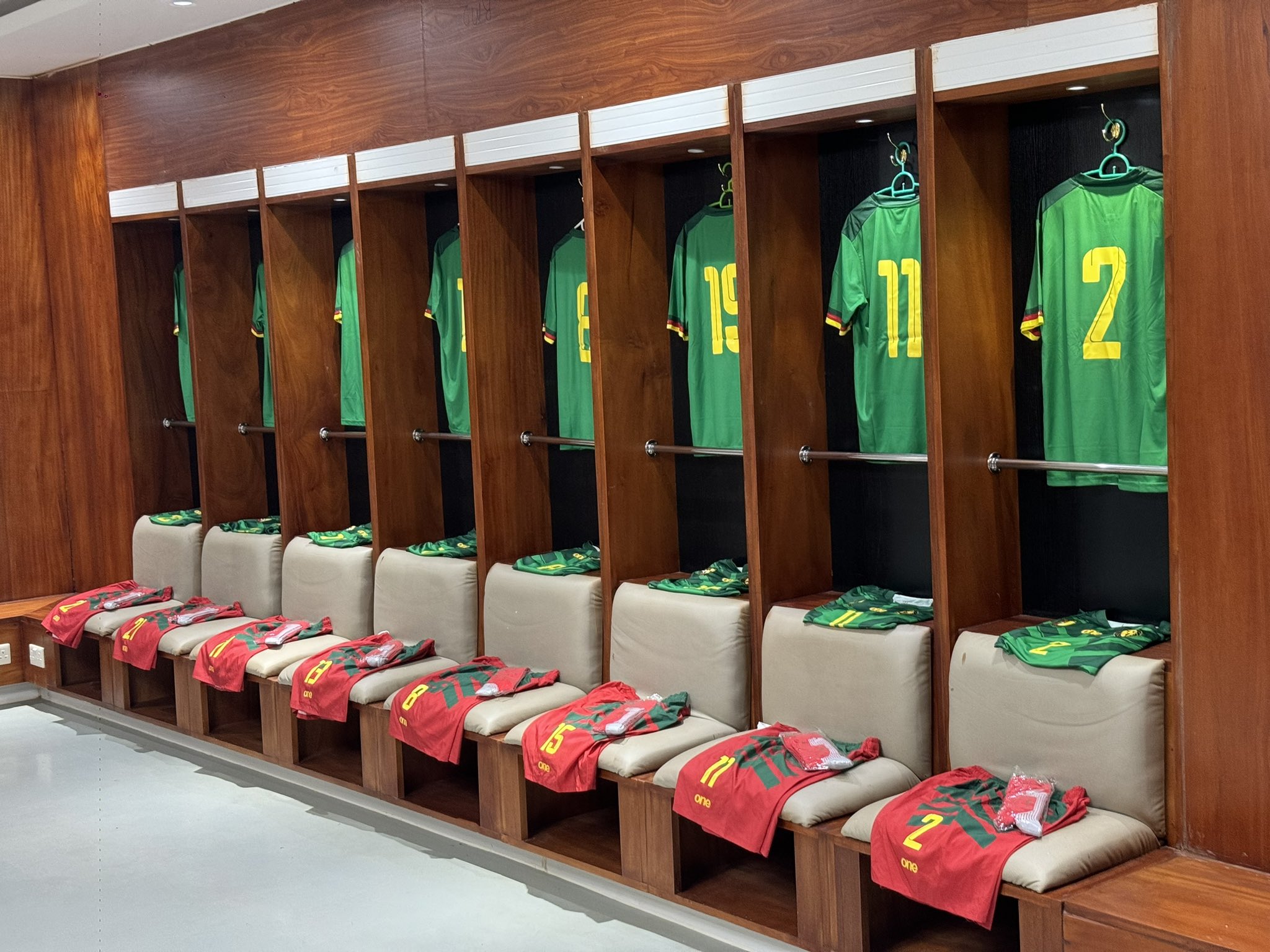 Dos entrenadores, Samuel Eto'o excluyendo jugadores y el caos que se traen en Camerún