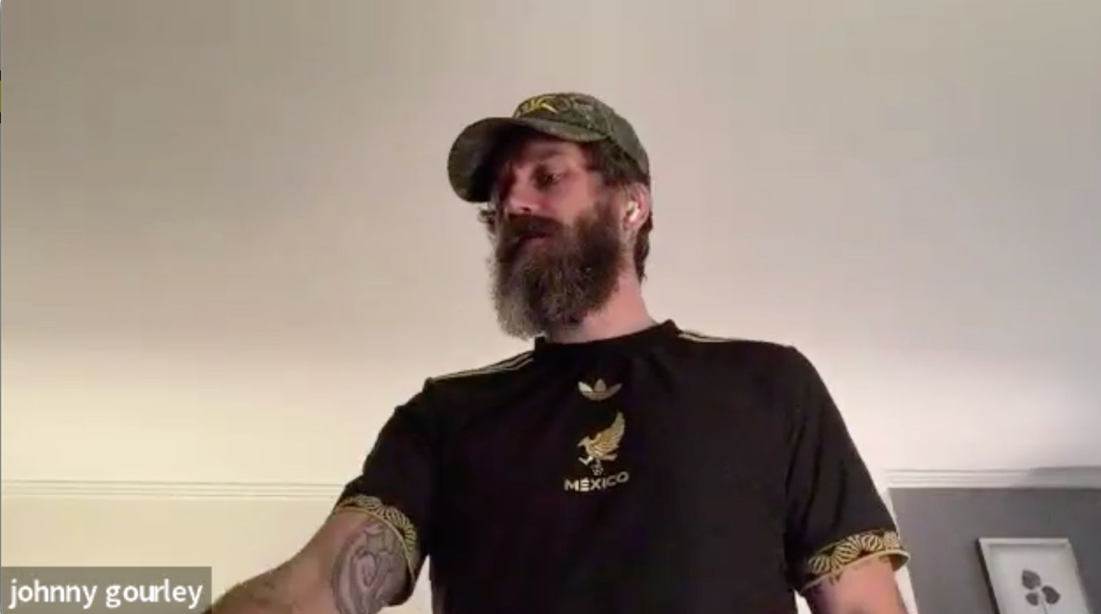 John Gourley con la playera de visitante de la Selección Nacional de México. 