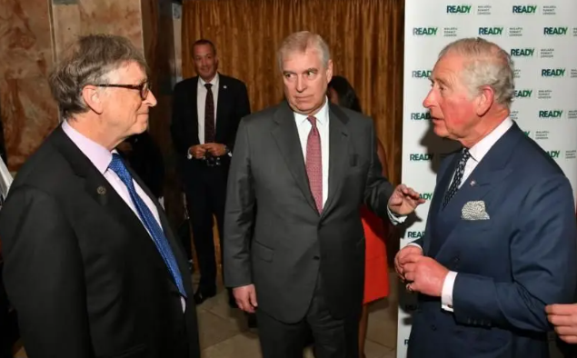 Revelan nuevas fotos de Jeffrey Epstein y Trump aparece en varias