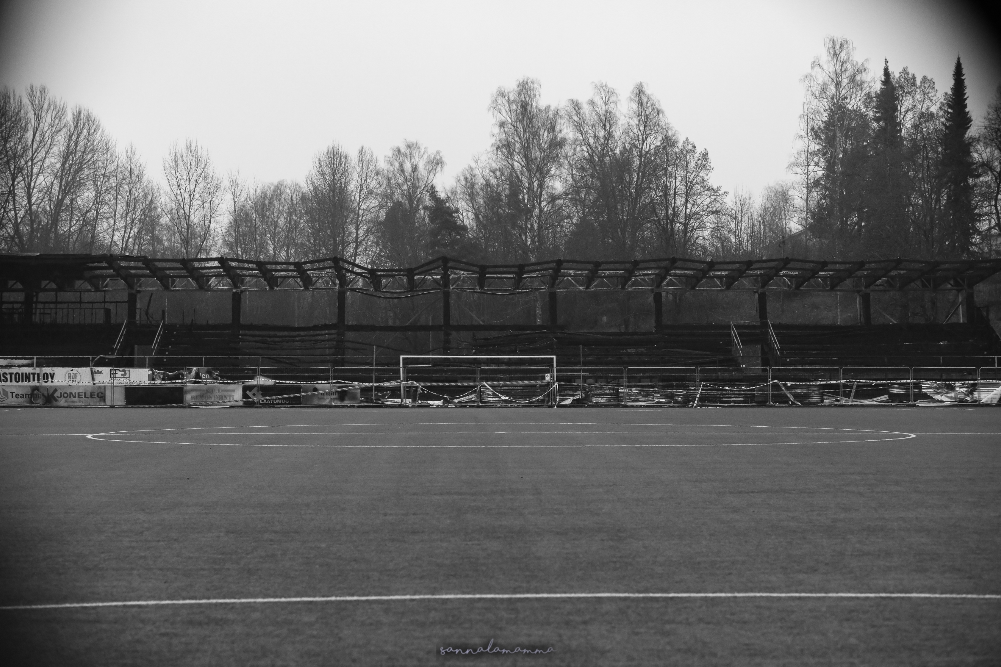 ¿Es para tanto? Tres chavos incendiaron el estadio de su equipo por descender en Finlandia