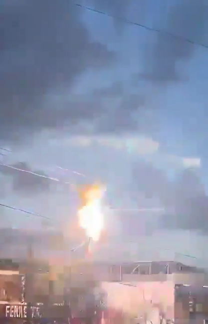 Presunto ladrón se electrocuta al subir a un poste de luz para huir de la policía