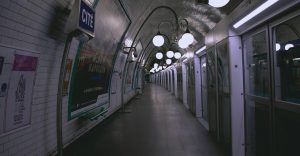 Hombre es detenido gracias a su teléfono tras apuñalar a tres mujeres en el metro de París