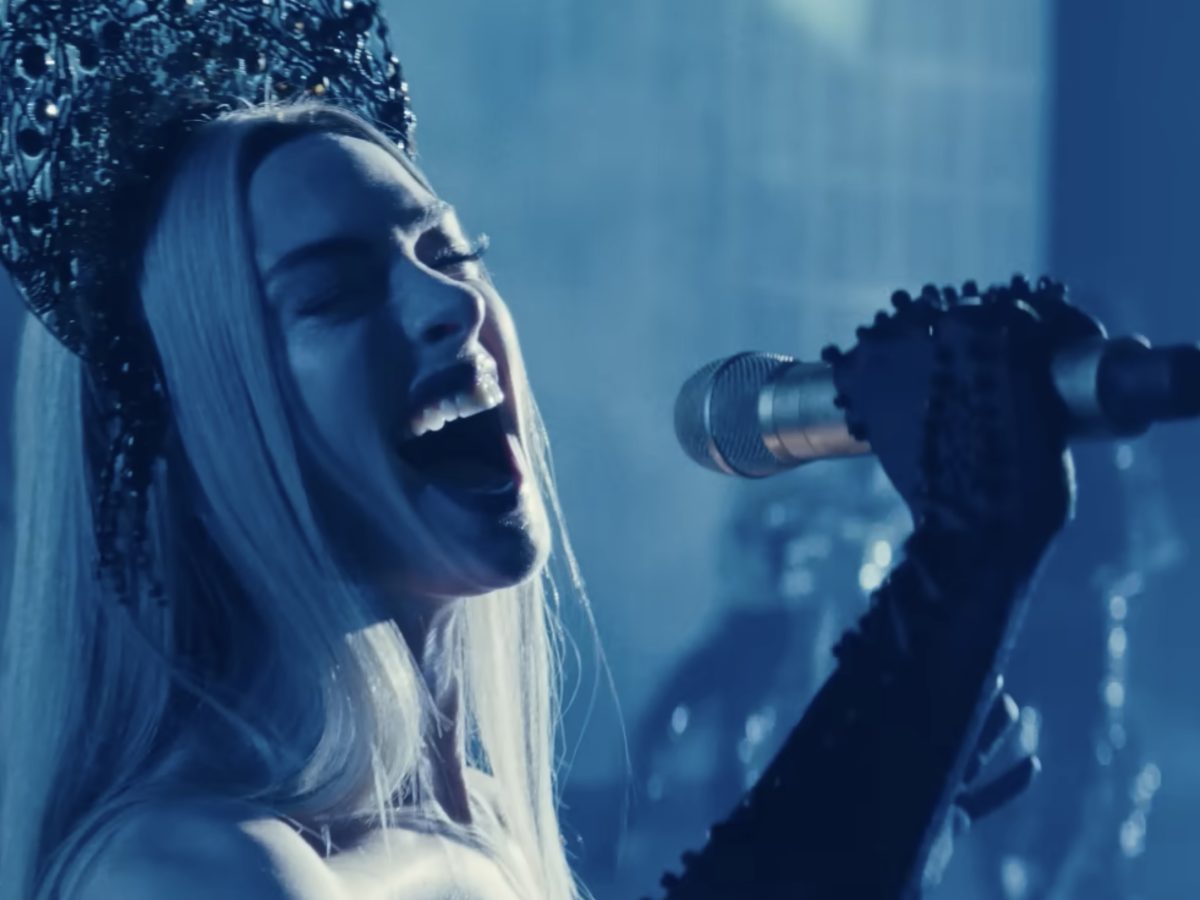 Anne Hathaway en 'Mother Mary' / Captura de pantalla