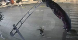 paracaidista-atorado-semaforo-centro-historico-cdmx-1