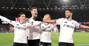 Raúl Jiménez va por Luis Suárez entre los máximos goleadores latinos de la Premier League