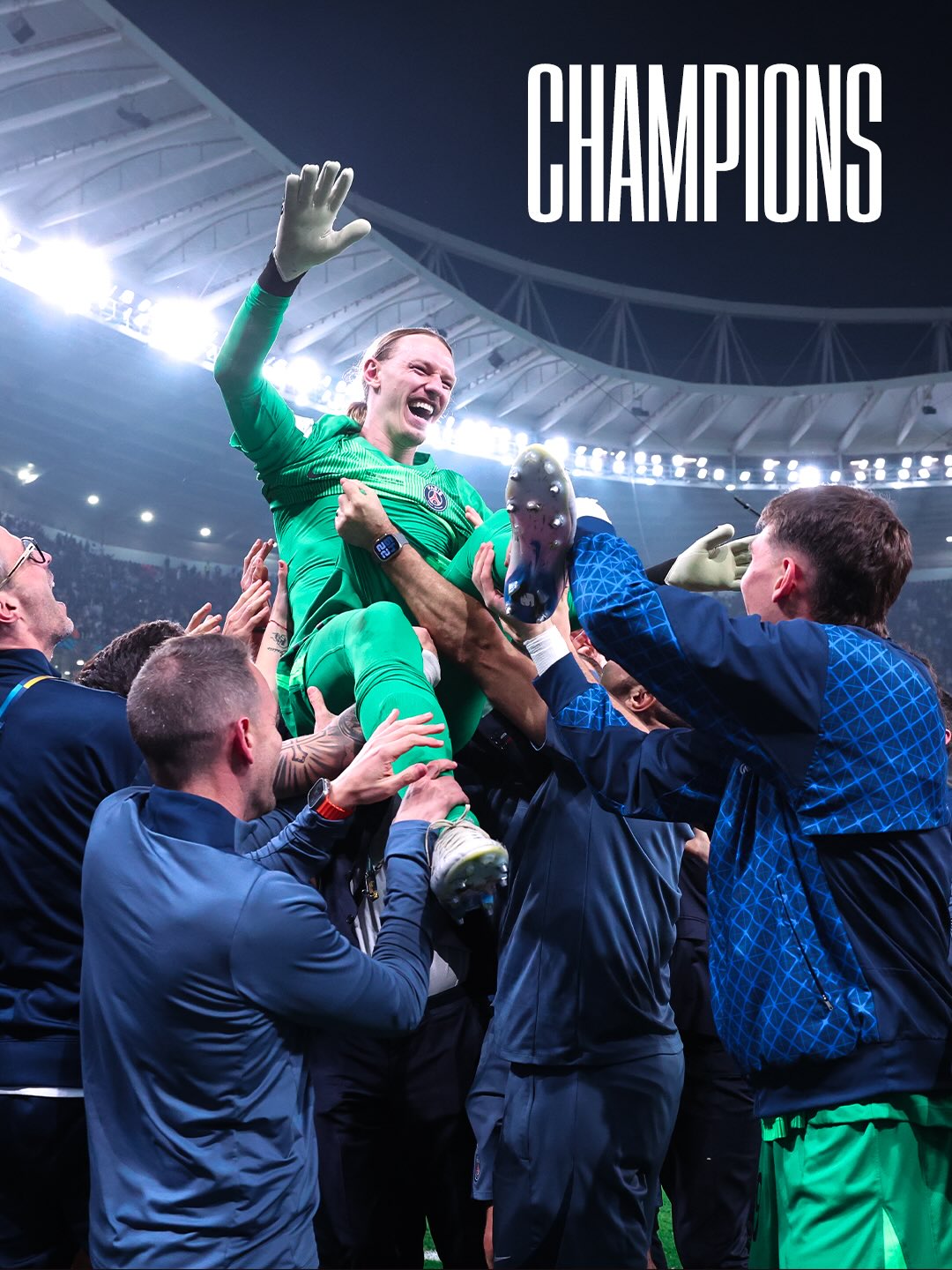 El precio de la gloria: Safonov se fracturó la mano por atajar 4 penales para el PSG