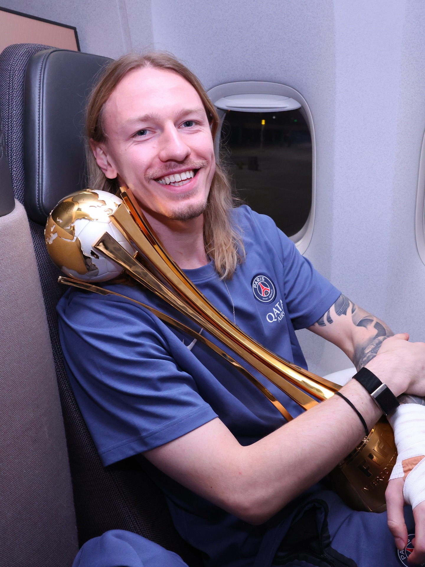 El precio de la gloria: Safonov se fracturó la mano por atajar 4 penales para el PSG