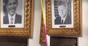 trump-placas-criticas-brulas-retratos-expresidentes-casa-blanca-destacada