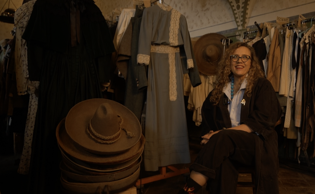 Amanda Cárcamo revisa telas y vestuario de época para Como agua para chocolate.