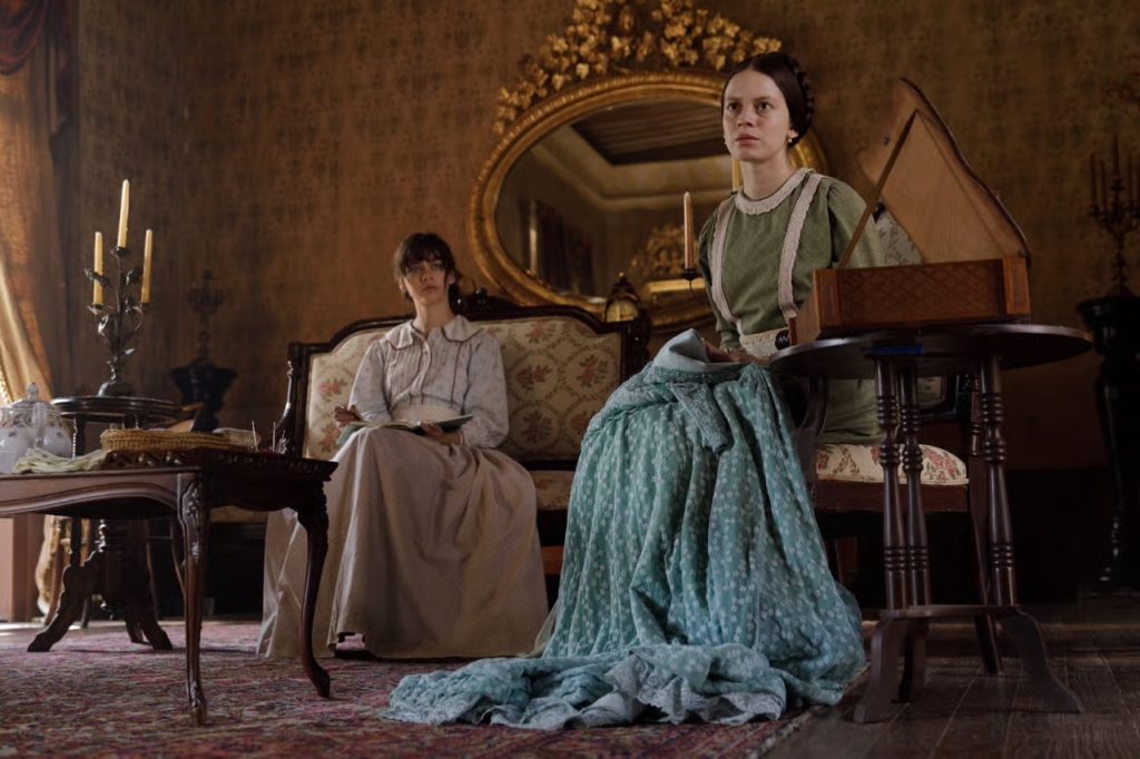 Detalle del vestuario de época utilizado en Como agua para chocolate, con telas naturales y múltiples capas.