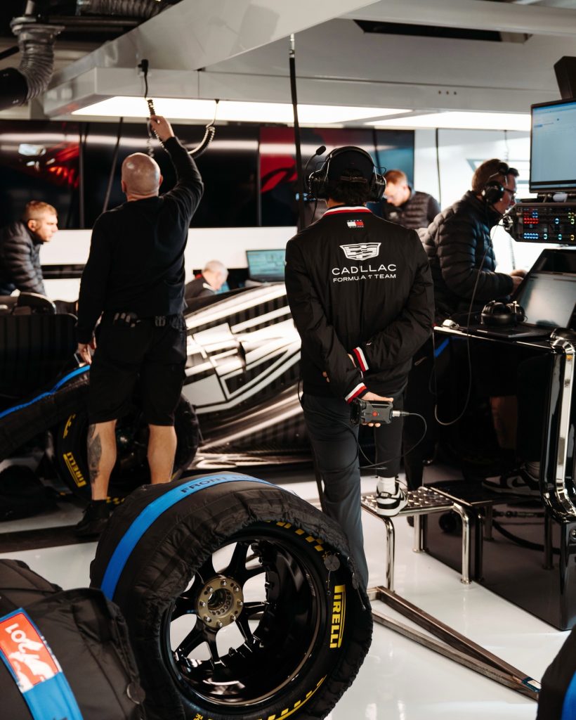 Checo Pérez en el garaje de Cadillac