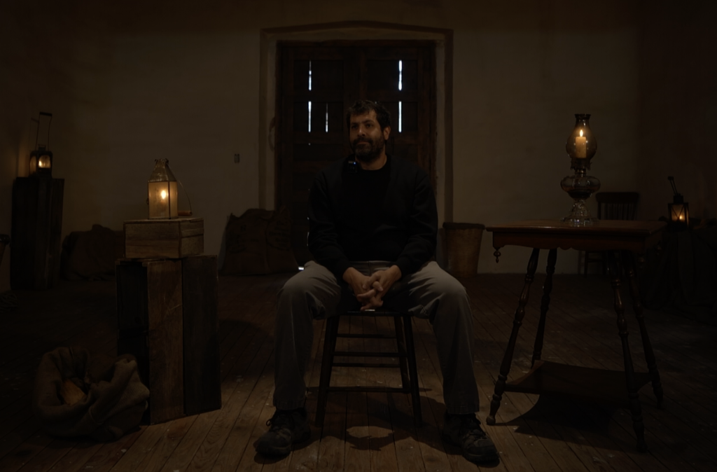 Julián de Tavira dirige una escena en el set de Como agua para chocolate durante la segunda temporada.