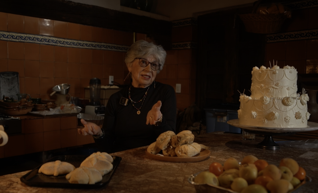 Maru Rangel, responsable del food styling, prepara alimentos reales en el set de la serie Como agua para chocolate.