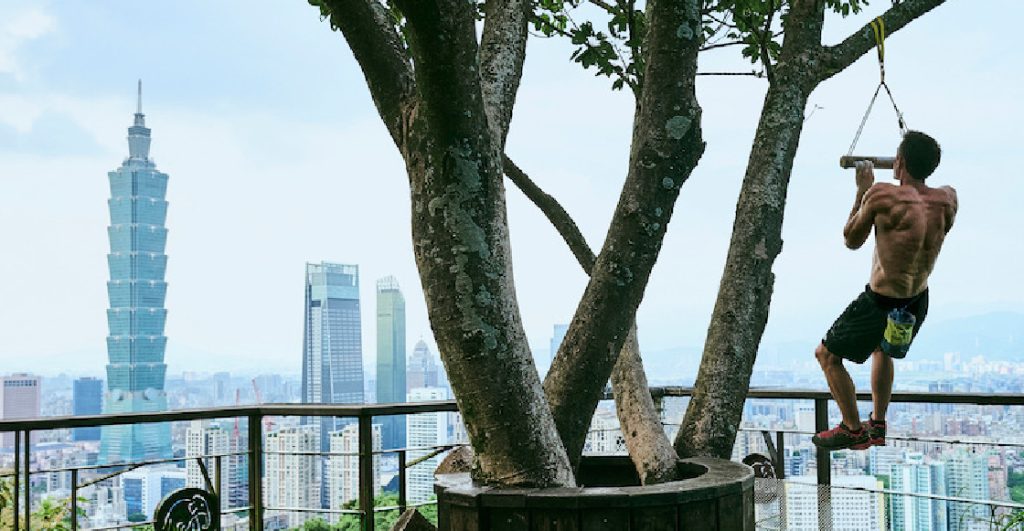 Alex Honnold y su increíble escalada libre en el Taipei 101 que se transmitirá en Netflix