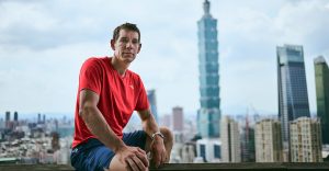 Alex Honnold y su increíble escalada libre en el Taipei 101 que se transmitirá en Netflix