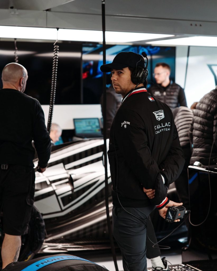 Chamarra de Checo Pérez con Cadillac