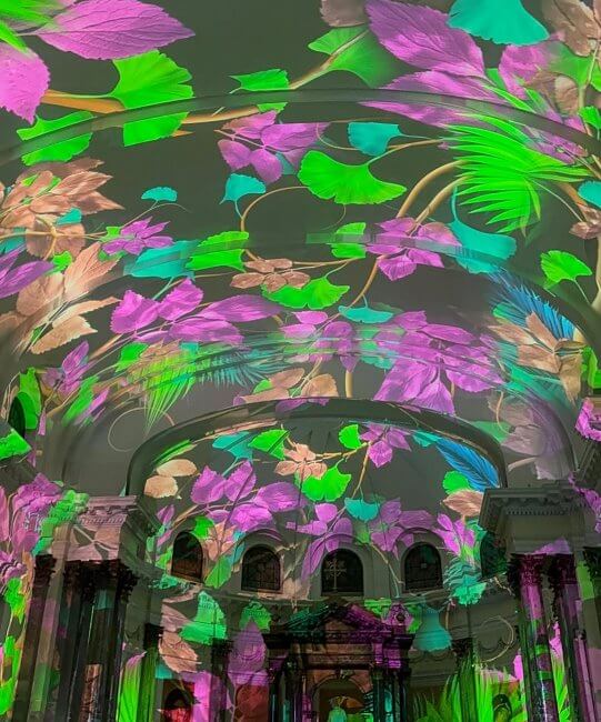 Enlightenment: La nueva experiencia inmersiva de luces dentro de una iglesia